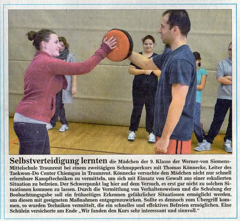 Zeitungsausschnitt "Selbstverteidigung lernten" mit Foto von Thomas Könnecke, der einer Schülerin mit einem Schlagpolster eine Abwehrtechnik zeigt, umgeben von weiteren Schülerinnen