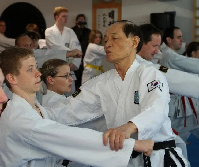 Großmeister Kwon Jae-Hwa korrigiert persönlich eine Technik bei einem Lehrgang in Traunstein, 2012