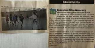 Zeitungsausschnitt "Grundschule Otting-Wonneberg: Taekwon-do Schnupperstunde in der Schule" mit Foto eines Taekwon-Do-Trainers und Grundschulkindern beim Üben in der Turnhalle