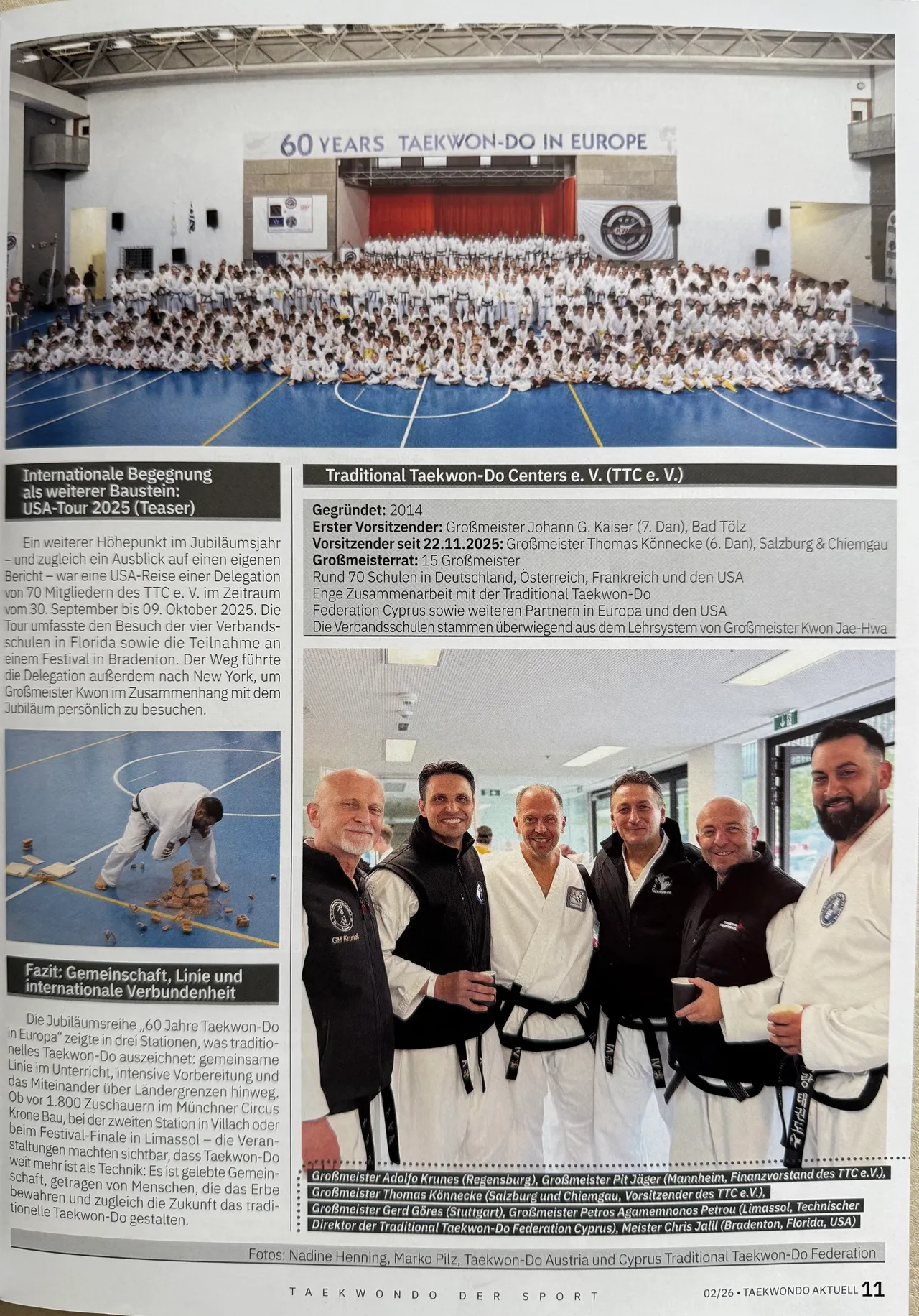 Seite 11 von Taekwondo Aktuell 02/2026 mit TTC-Infobox, USA-Tour 2025, Gruppenbild und Thomas Könnecke im Kreis internationaler Taekwon-Do-Repräsentanten.