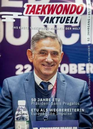 Titelseite der Ausgabe 05/2026 von Taekwondo Aktuell zum 50-jährigen Jubiläum der Europäischen Taekwondo-Union mit ETU-Präsident Sakis Pragalos; im Heft erscheint auf den Seiten 20 bis 22 ein Interview mit Thomas Könnecke.