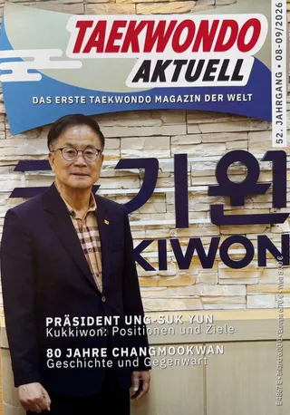 Titelseite von Taekwondo Aktuell, 52. Jahrgang, Ausgabe 08-09/2026, mit Kukkiwon-Präsident Ung-Suk Yun; im Heft erscheint auf den Seiten 24 bis 26 der Bericht „25 Jahre Könnecke-Schulen“
