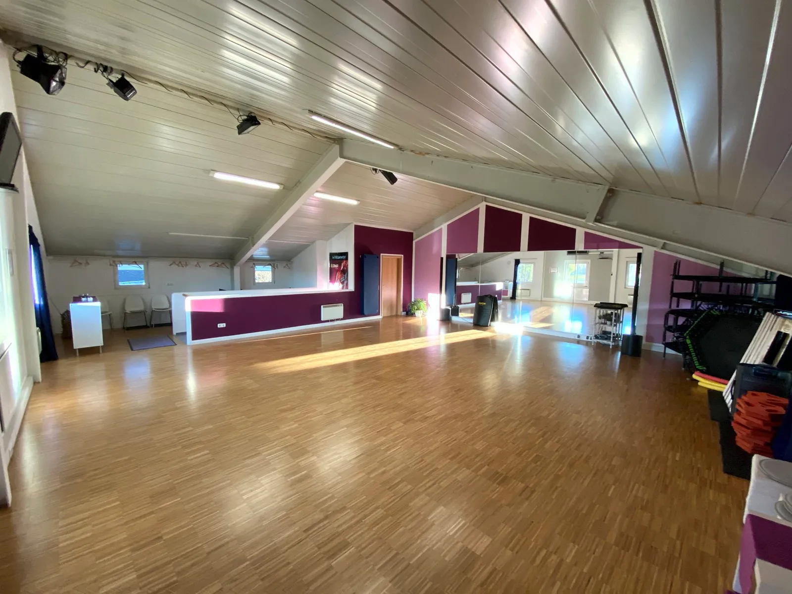 Tanzsaal Übersee mit Parkettboden und Spiegelwand, Trainingsort der Taekwon-Do-Gruppe Übersee / Grassau