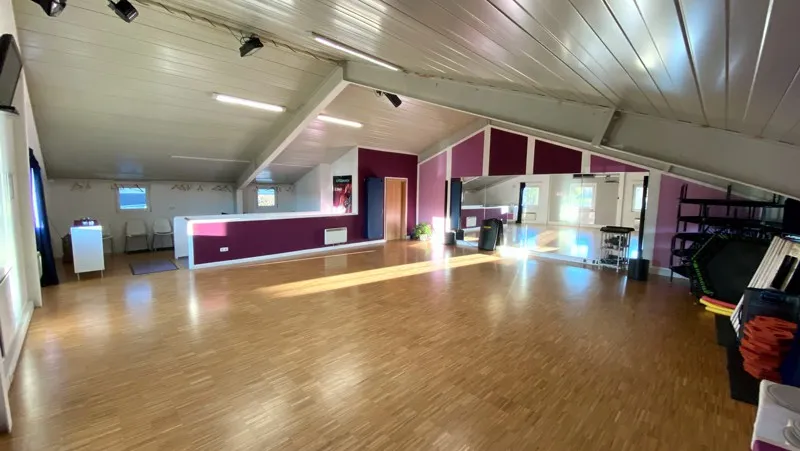 Tanzsaal Übersee aus einem weiteren Blickwinkel mit Spiegelwand