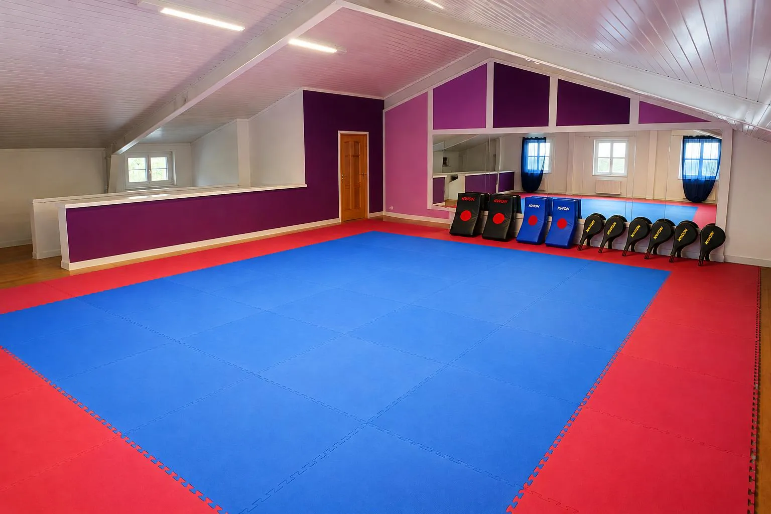 Tanzsaal Übersee mit Taekwon-Do-Matten, Schlagpolstern und Spiegelwand