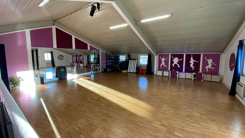 Tanzsaal Übersee mit Wanddekoration aus tanzenden Figuren-Silhouetten