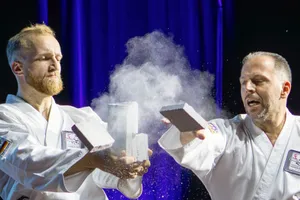 Thomas Könnecke bricht bei einer Bühnenvorführung im Circus-Krone-Bau mit dem Fingerspitzenstoß einen Stein