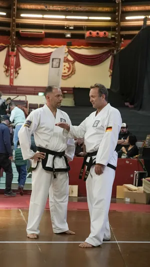 Thomas Könnecke im Gespräch mit Hans Kaiser hinter der Bühne im Circus-Krone-Bau
