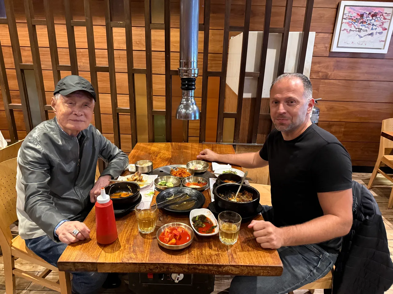 Thomas Könnecke und Großmeister Kwon Jae-Hwa beim gemeinsamen Essen in New York, Oktober 2025