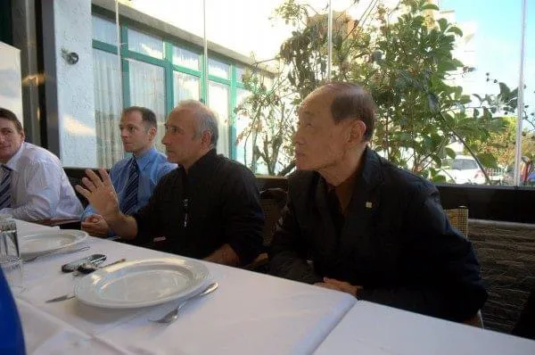 Thomas Könnecke und Großmeister Kwon Jae-Hwa bei einem Essen mit der Delegation in Thessaloniki, 2011