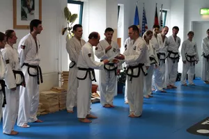 Großmeister Kwon Jae-Hwa übergibt Thomas Könnecke eine Urkunde in der Schule Traunreut, April 2012