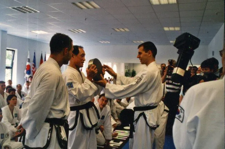 Großmeister Kwon Jae-Hwa und Thomas Könnecke bei einer Bruchtest-Vorführung zur Eröffnung der Schule Traunreut, 2001