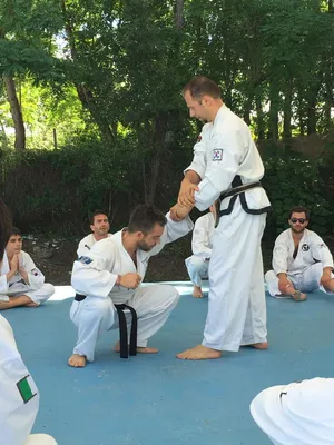 Thomas Könnecke zeigt eine Selbstverteidigungstechnik beim Taekwon-Do-Camp in Caorle, Italien