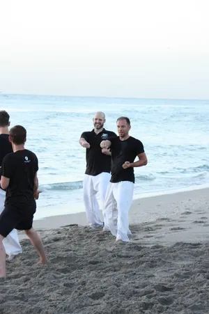 Thomas Könnecke trainiert mit einer Gruppe am Strand in Florida