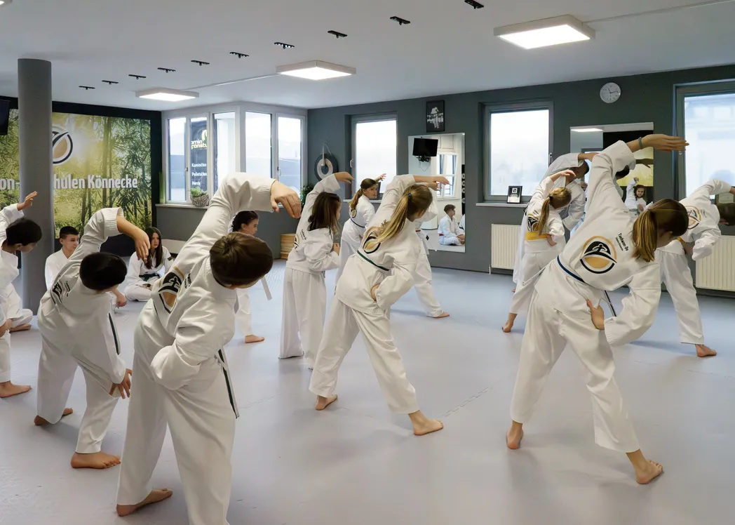 Tiger-Kids-Training bei Taekwon-Do Traunreut – seitliche Dehnübung der Trainingsgruppe