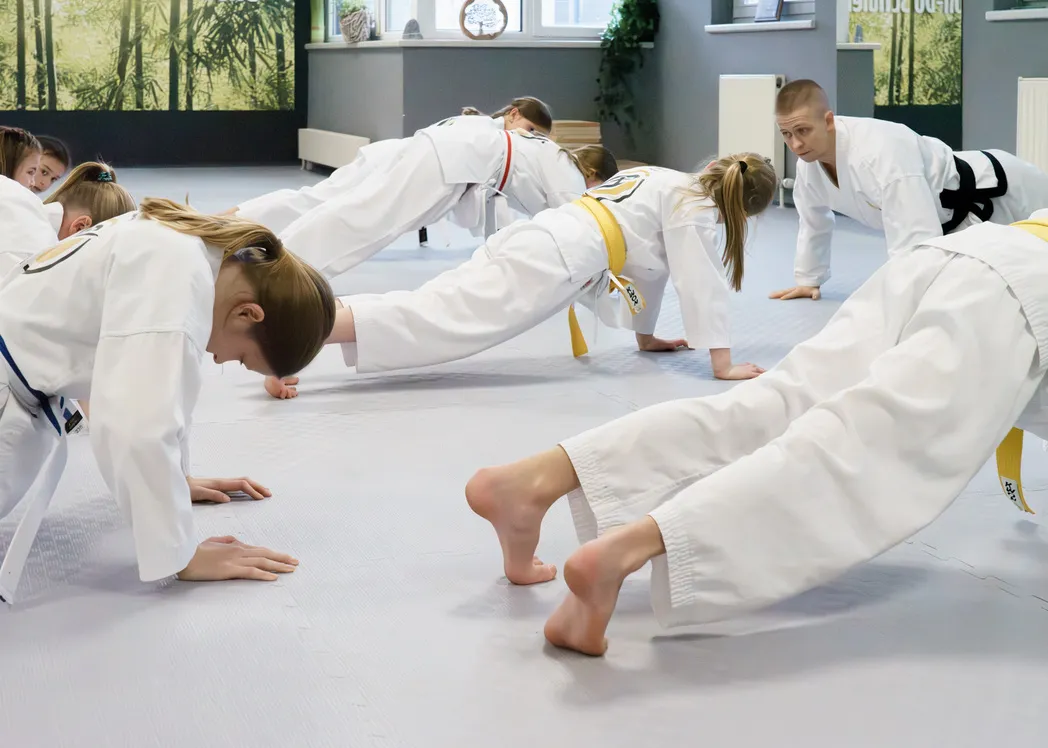 Tiger-Kids-Training bei Taekwon-Do Bernau am Chiemsee – Liegestütz-Übung in einer Reihe unter Aufsicht des Trainers