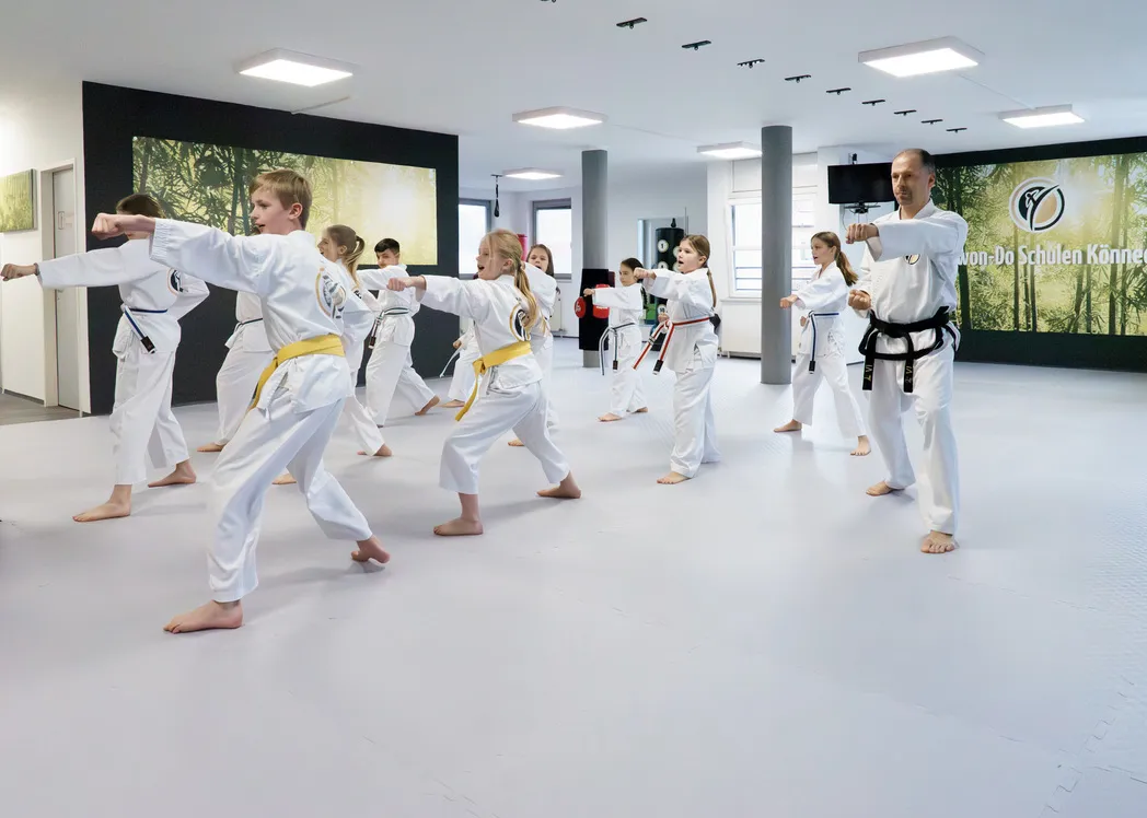 Tiger-Kids-Training bei Taekwon-Do Bad Reichenhall – Kinder üben eine Stoßtechnik in einer Reihe mit dem Trainer