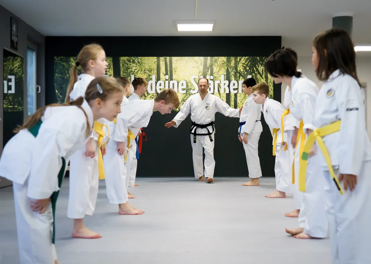Tiger-Kids-Training im Surtal bei Traunstein – Kinder mit verschiedenen Gürtelfarben beim Verbeugen