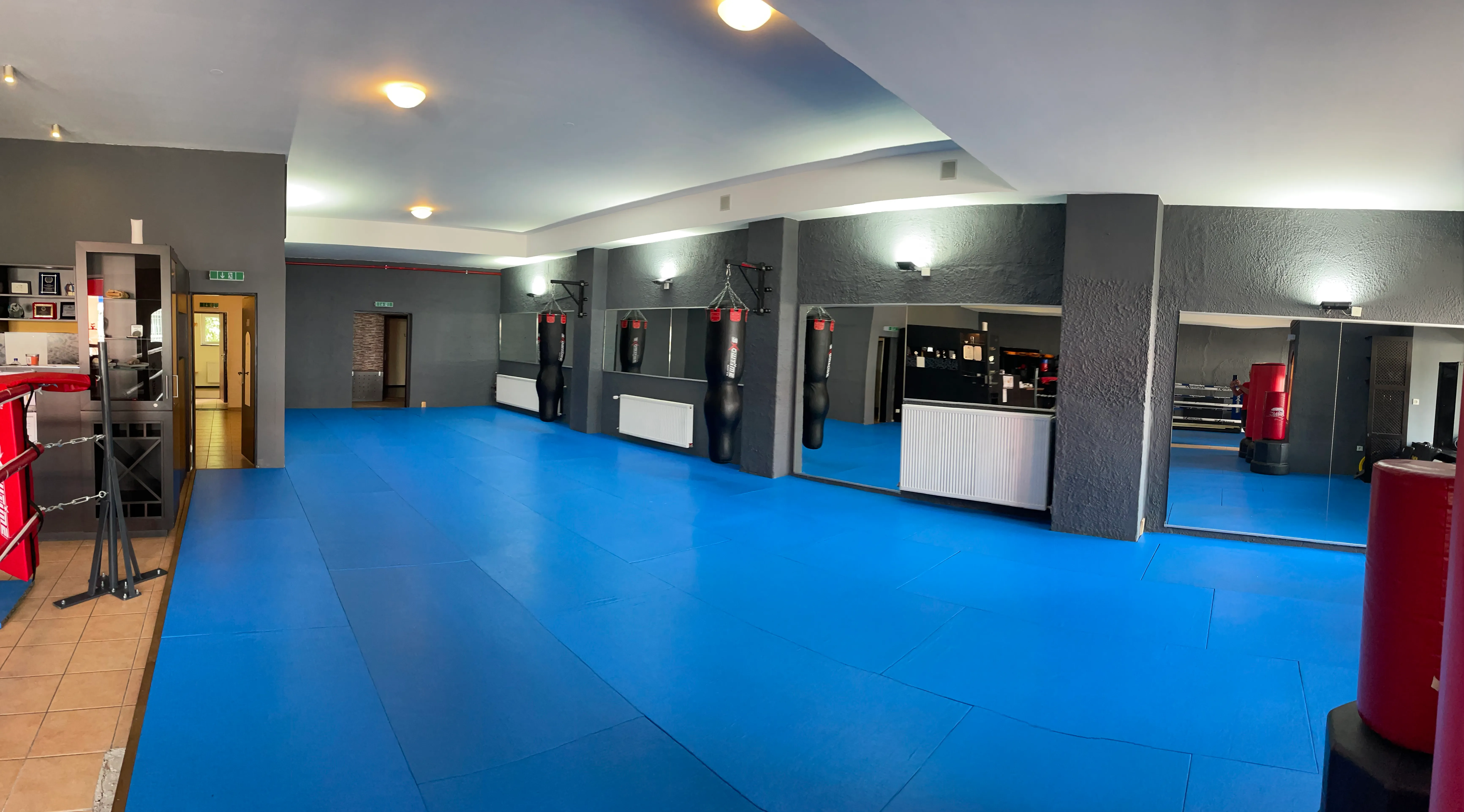 Trainingshalle von Taekwon-Do Traunreut mit Boxsäcken und Spiegelwand