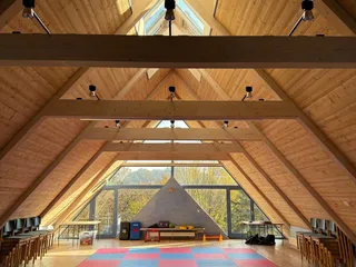 Trainingsraum im Kirchdach der Christuskirche in Trostberg mit roten und blauen Matten
