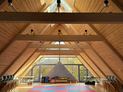 Trainingsraum im Kirchdach der Christuskirche in Trostberg mit roten und blauen Matten