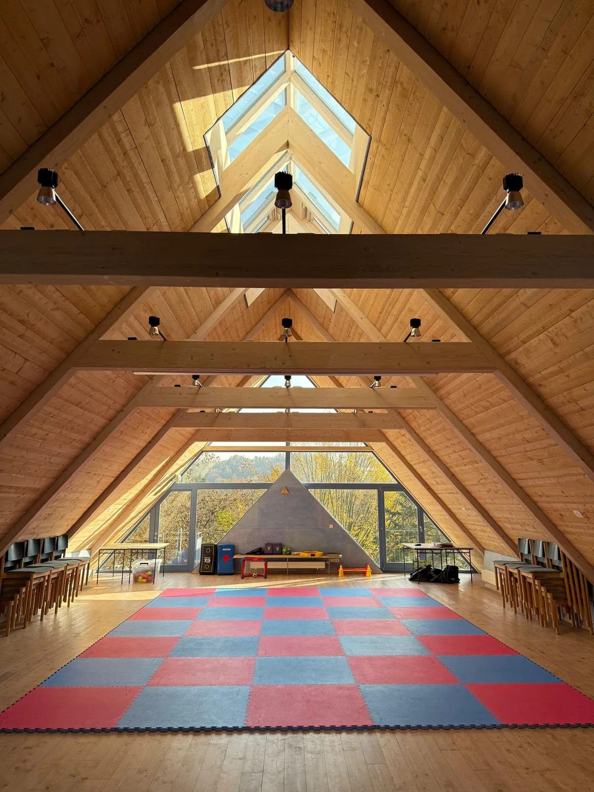 Trainingsraum im Kirchdach der Christuskirche in Trostberg mit roten und blauen Matten
