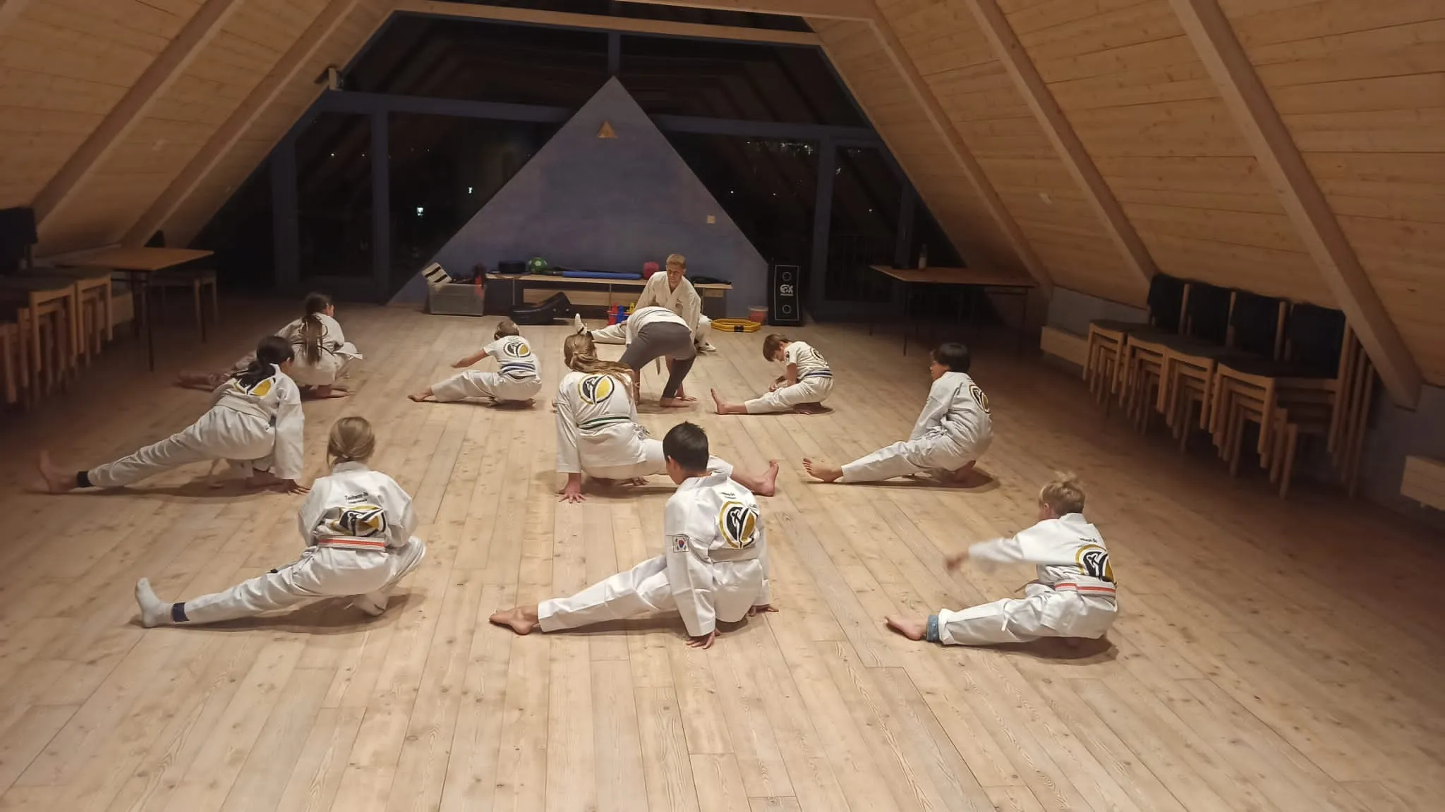Taekwon-Do-Training im Kirchdach der Christuskirche in Trostberg