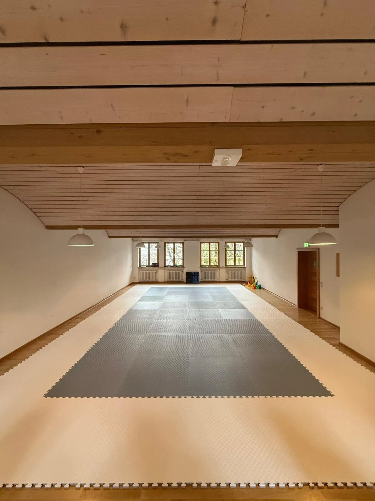Meditationsraum Sankt Zeno in Bad Reichenhall, Trainingsraum der Taekwon-Do-Gruppe mit Matten und Holzdecke
