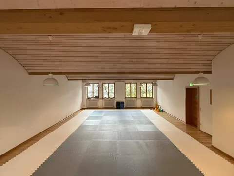 Meditationsraum Sankt Zeno in Bad Reichenhall, Trainingsraum der Taekwon-Do-Gruppe mit Matten und Holzdecke