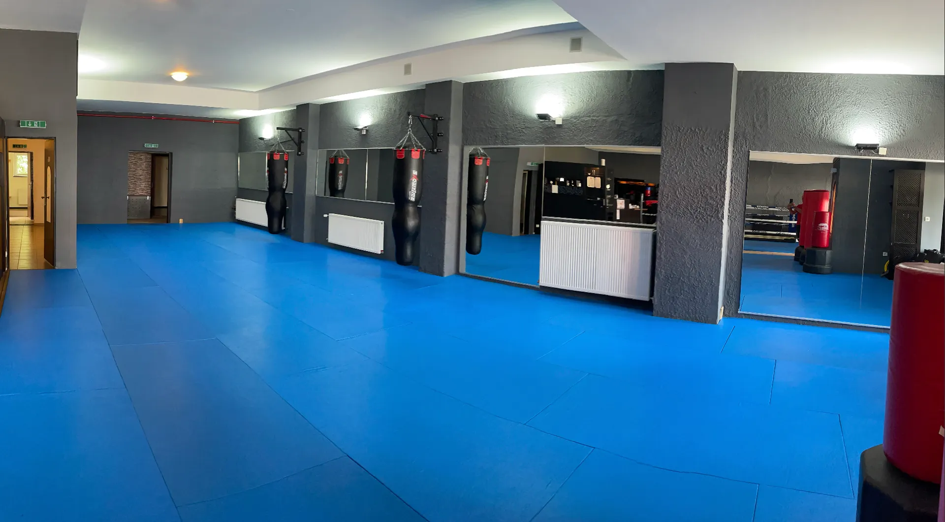 Trainingsraum von Taekwon-Do Traunreut mit blauer Mattenfläche und Schlagpolstern