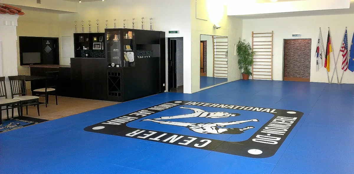 Trainingszentrum von Taekwon-Do Traunreut mit Pokalvitrine und internationalen Flaggen