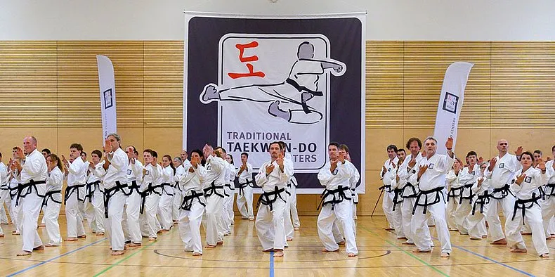 Gemeinsames Training von Dan-Trägern der Traditional Taekwon-Do Centers e. V. vor dem TTC-Banner
