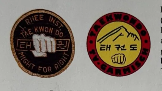 Zwei runde Stoffabzeichen: links „J. Rhee Inst. Tae Kwon Do – Might for Right“ mit Faust, rechts das rot-gelbe Abzeichen „Taekwondo TV Garmisch“ mit Berg und Faust