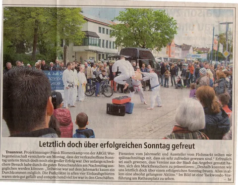 Zeitungsausschnitt "Letztlich doch über erfolgreichen Sonntag gefreut" mit Foto einer Taekwondo-Vorführung mit Sprungtritt vor zahlreichen Zuschauern am Rathausplatz Traunreut