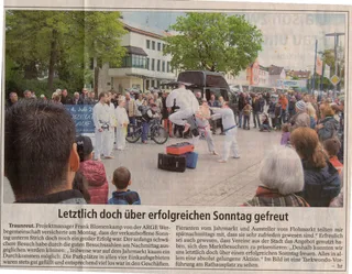 Zeitungsausschnitt "Letztlich doch über erfolgreichen Sonntag gefreut" mit Foto einer Taekwondo-Vorführung mit Sprungtritt vor zahlreichen Zuschauern am Rathausplatz Traunreut